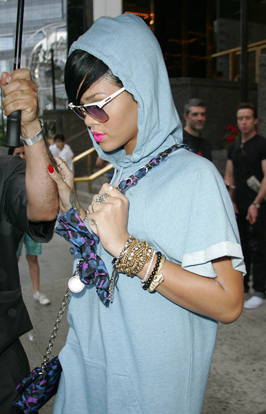http://www.redcarpet-fashionawards.com/wp-content/gallery/rihanna-new-york/Rihanna%20New%20York%20(4).jpg