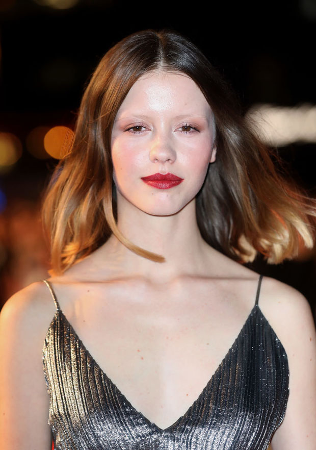 mia goth family - Ilustrasi 2