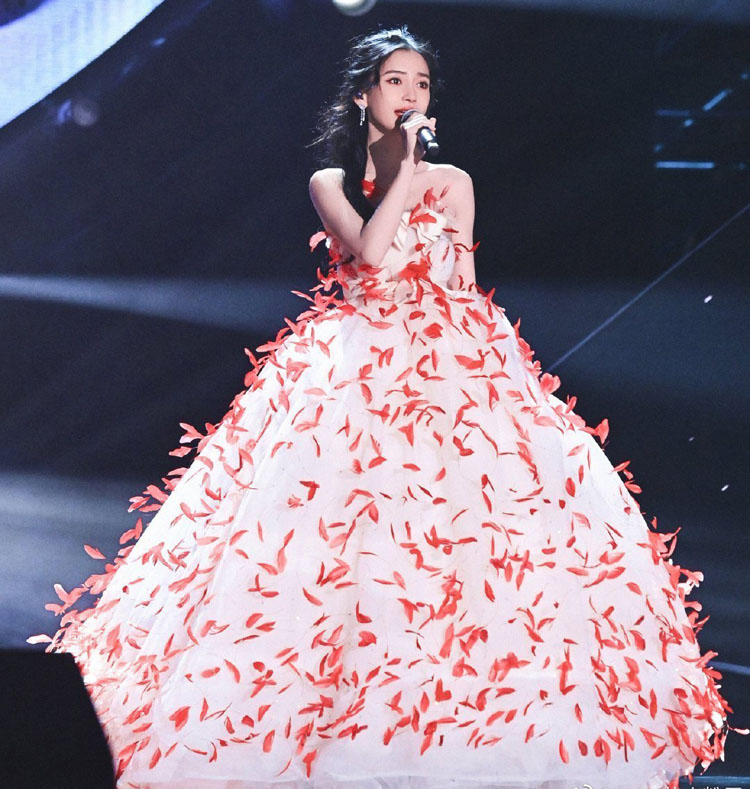 Angelababy 杨颖 Wore Giambattista Valli Haute Couture For The Zhejiang Satellite TV New Year Concert