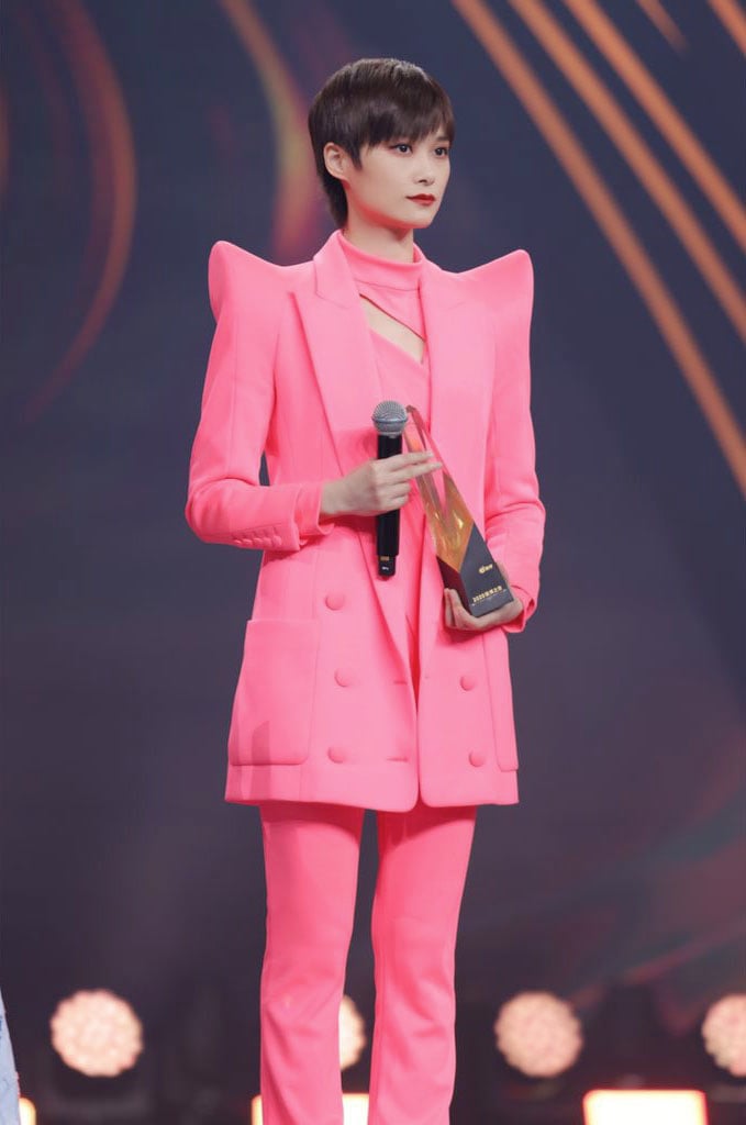 Chris Lee Wore Philosophy di Lorenzo Serafini & Balmain To The 2020 Weibo Awards Ceremony