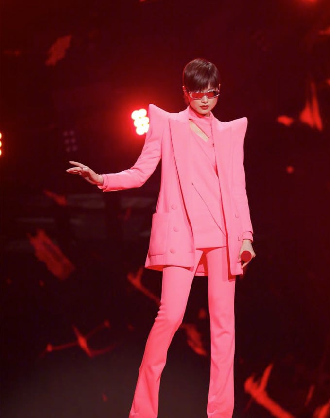Chris Lee Wore Philosophy di Lorenzo Serafini & Balmain To The 2020 Weibo Awards Ceremony