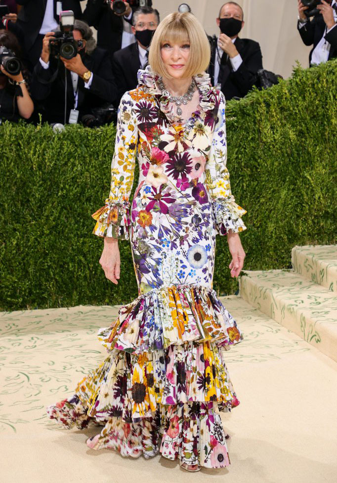 Anna Wintour Wore Oscar de la Renta &  Bee Carrozzini Wore Valentino To The 2021 Met Gala