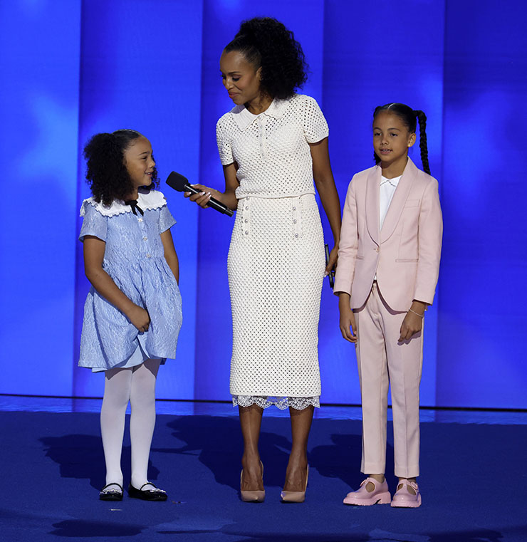 Kerry Washington speaks on stage with Democratic presidential candidate, U.S. Vice President Kamala Harris' grandnieces Amara Ajagu (R) and Leila Ajagu (L) during the final day of the Democratic National Convention