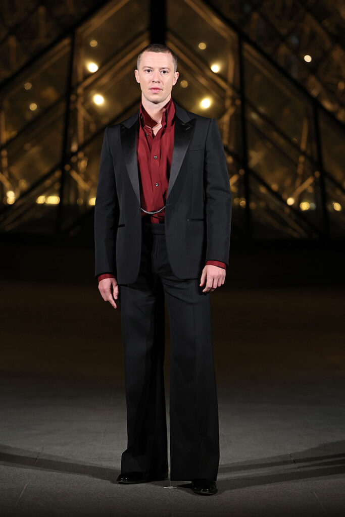 Joseph Quinn attends the "Le Grand Diner du Louvre" Passage Richelieu Photocall 