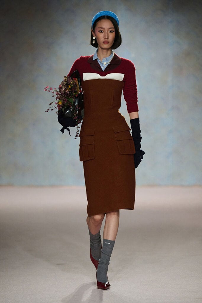 Jessica Alba yalangoch suzish kiyimida