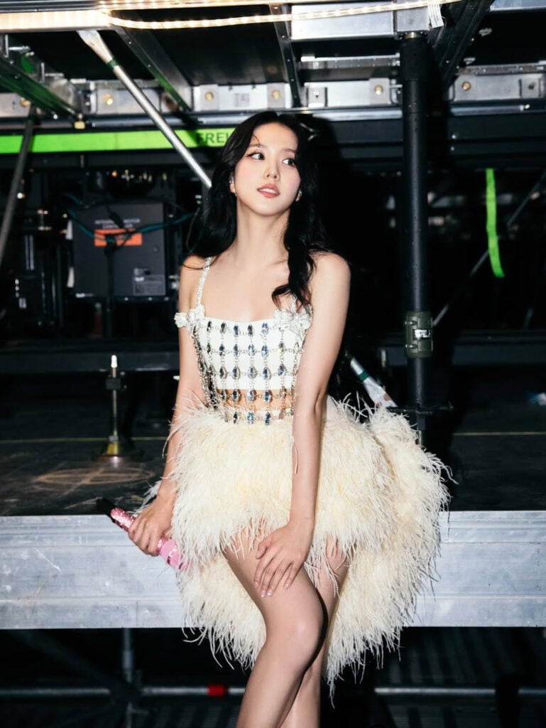 Jisoo Shines in Self-Portrait on BLACKPINK's Deadline Tour Jisoo Shines in Self-Portrait on BLACKPINK's Deadline Tour