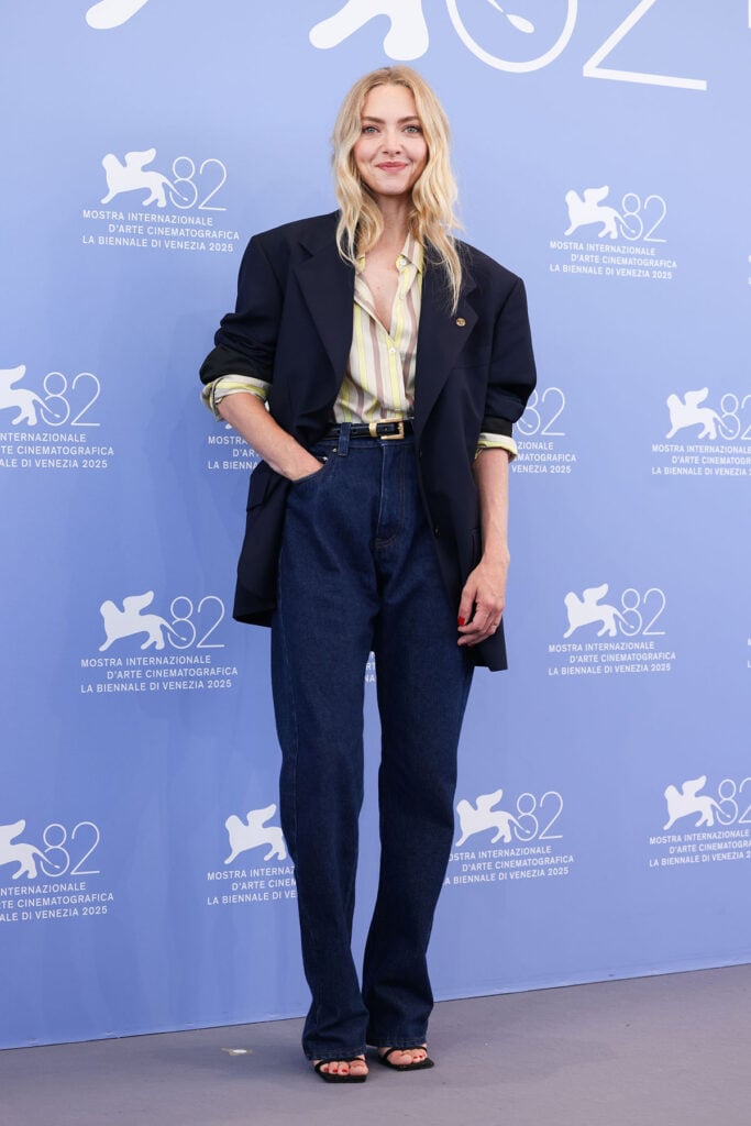 Amanda Seyfried Wore Versace & Prada To ‘The Testament Of Ann Lee’ Venice Film Festival Premiere, Amanda Seyfried Venice Film Festival, Amanda Seyfried Prada, Amanda Seyfried Versace, Amanda Seyfried red carpet 2025, Elizabeth Stewart stylist