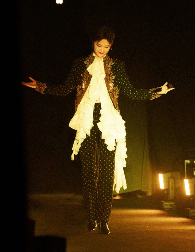 Chris Lee McQueen, McQueen Oyster ruffles, Chris Lee, Queen and the Dreams Tour, Li Yuchun McQueen, Li Yuchun Queen and the Dreams Tour, Chris Lee Wore McQueen For Her 'Queen and the Dreams' Tour