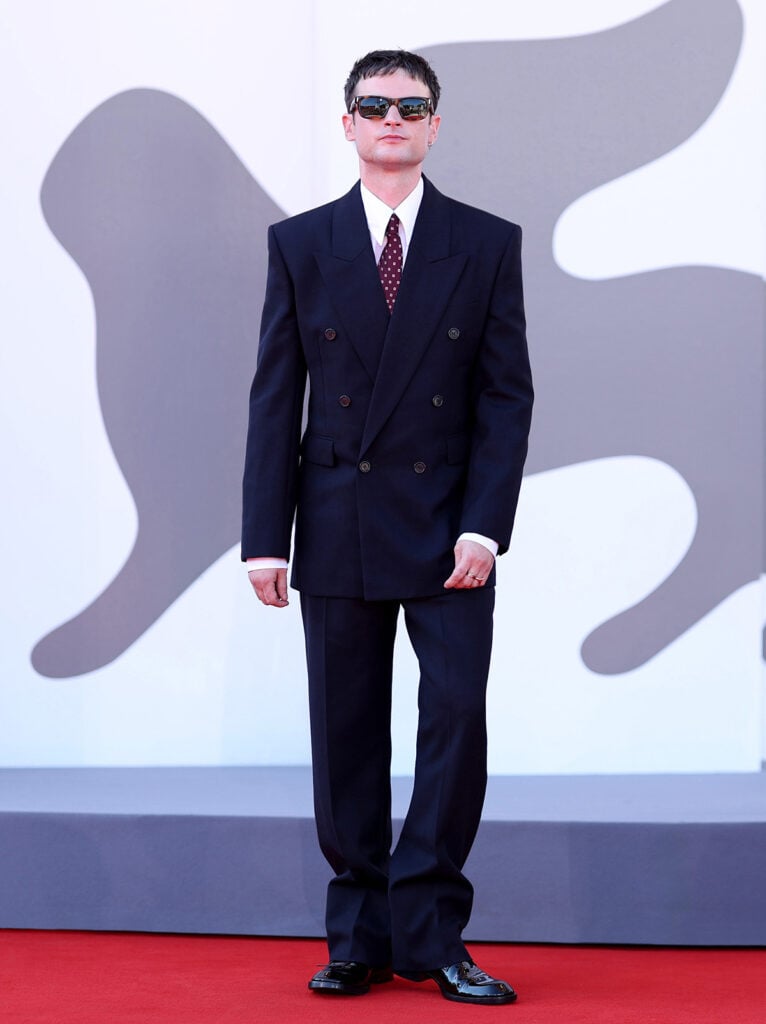 Tom Sturridge attends the "The Wizard Of The Kremlin Venice Film Festival premiere, Saint Laurent suit, 