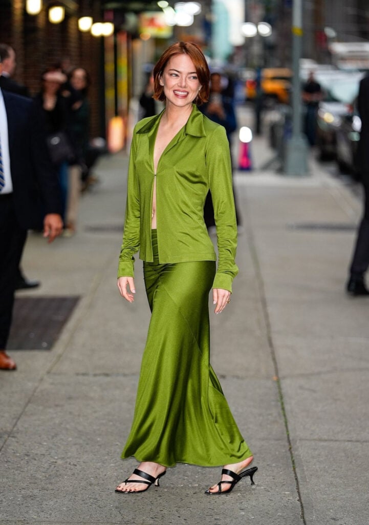 Emma Stone, Gwyneth Paltrow, Donna Karan 1996, Great Expectations, The Late Show, Bugonia, celebrity style, vintage fashion, green outfit, Manolo Blahnik Susa mules, Hollywood homage, red hair, celebrity throwback, film promotion style, late night fashion, sustainable fashion, vintage revival, celebrity nostalgia, fashion history, modern retro style