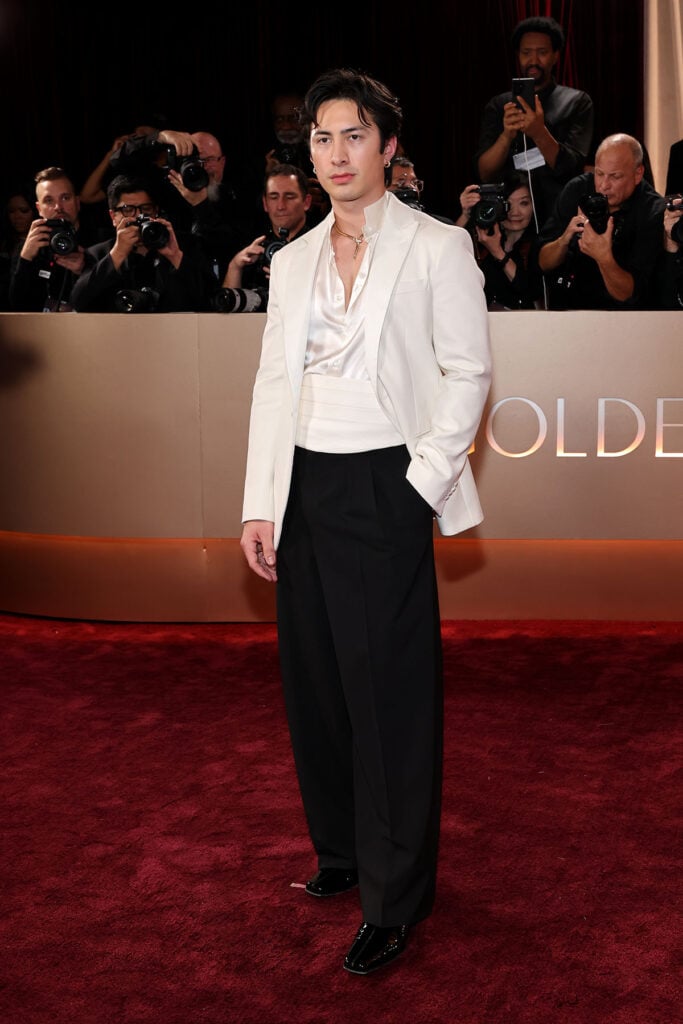 Hudson Williams, Hudson Williams Giorgio Armani, 2026 Golden Globe Awards menswear, ivory shirt suit, Armani menswear