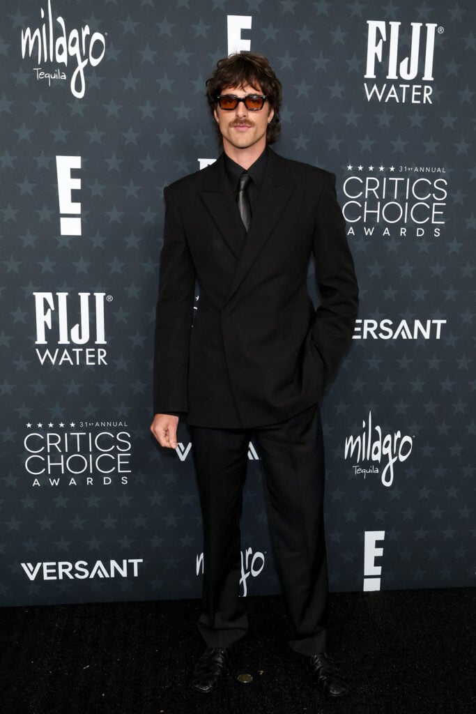 Jacob Elordi, Bottega Veneta custom suit, Jacob Elordi red carpet, 2026 Critics’ Choice Awards menswear, leather tie, Roma lace-up shoes, Bottega Veneta menswear, Wendi Ferreira, Nicole DeJulio styling