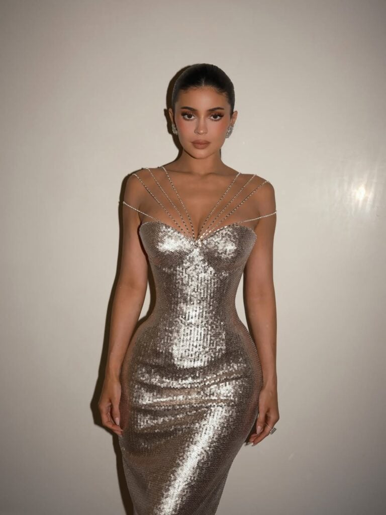 Kylie Jenner, Ashi Studio Couture, Kylie Jenner Golden Globes, Kylie Jenner couture gown, custom Ashi Studio, Golden Globes fashion, celebrity couture look, Kylie Jenner style 2026, Lorraine Schwartz jewellery