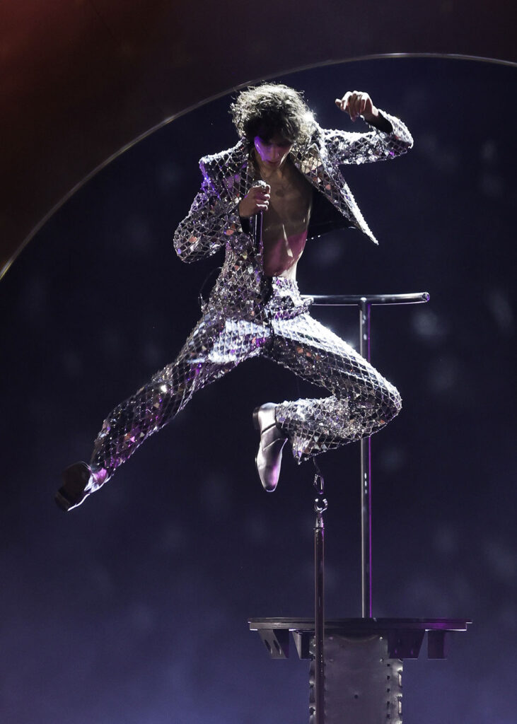 Sombr, 2026 Grammy Awards, Sombr Valentino, Alessandro Michele Valentino, Grammys red carpet fashion, Sombr performance look, menswear sequins, glam rock style