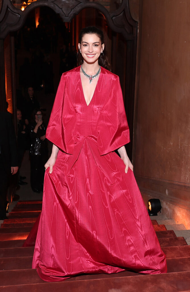 Anne Hathaway Bvlgari Eclettica Milan, Anne Hathaway red carpet Bvlgari Milan, Bvlgari Eclettica Milan red carpet, Valentino Spring 2025 Haute Couture Bvlgari Milan, Valentino Bvlgari Eclettica event