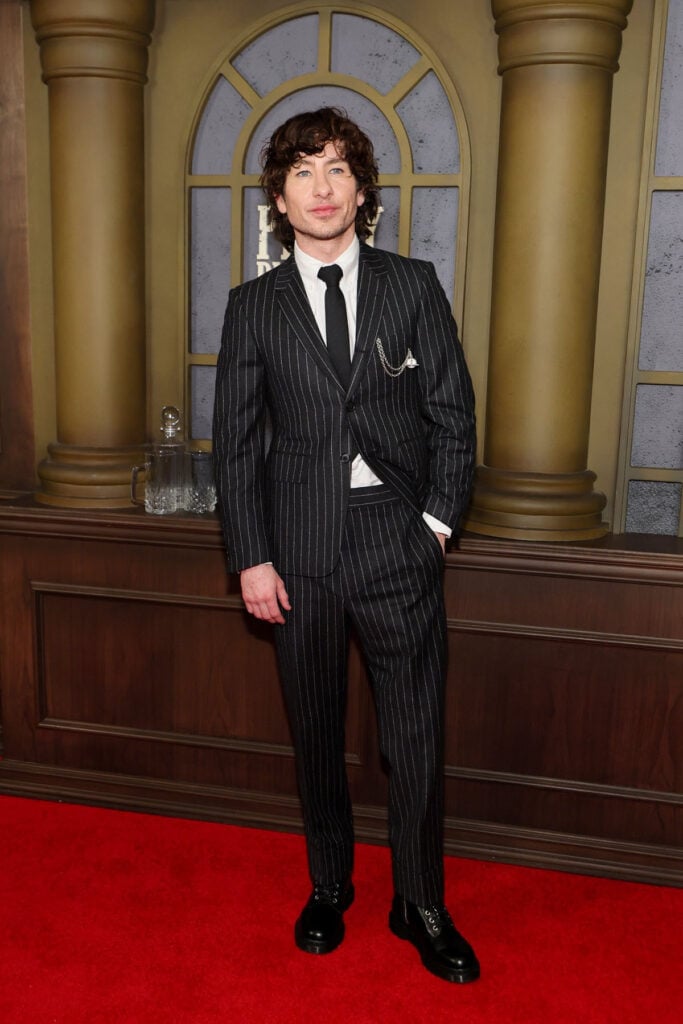 Barry Keoghan na estreia de Peaky Blinders: O Homem Imortal em Nova York, Barry Keoghan no tapete vermelho da estreia de Peaky Blinders, estilo de Barry Keoghan na estreia em Nova York, tapete vermelho da estreia de Peaky Blinders: O Homem Imortal, Barry Keoghan com terno Thom Browne da coleção Outono 2026, estreia de Peaky Blinders em Nova York com Thom Browne, Barry Keoghan com colar David Yurman na estreia, estilo de celebridade de Barry Keoghan na estreia em Nova York