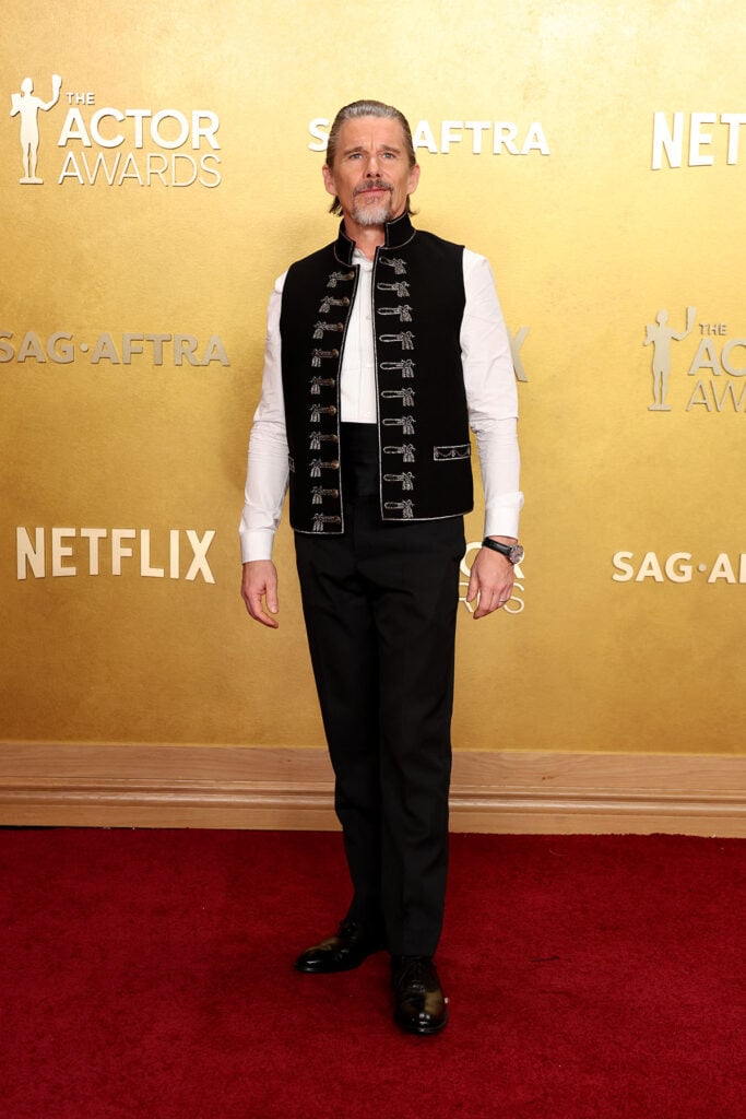 Ethan Hawke attends the 32nd Annual Actor Awards, Ethan Hawke – Dior Velvet Waistcoat
Ethan Hawke, Dior black velvet waistcoat, brandebourg embroidery, Dior menswear 2026, 2026 Actor Awards, SAG Awards menswear, Ethan Hawke red carpet, velvet tailoring, Dior eveningwear