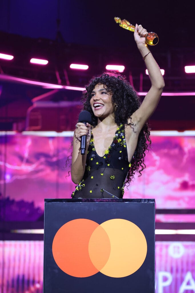 Olivia Dean, 2026 BRIT Awards, BRIT Awards winners, Olivia Dean Loewe, Loewe Spring 2026, Chanel Spring 2026, Matthieu Blazy Chanel, Olivia Dean red carpet, The Art of Loving, British Artist of the Year, British Album of the Year, Best Pop Act, Song of the Year, Rein Me In Sam Fender