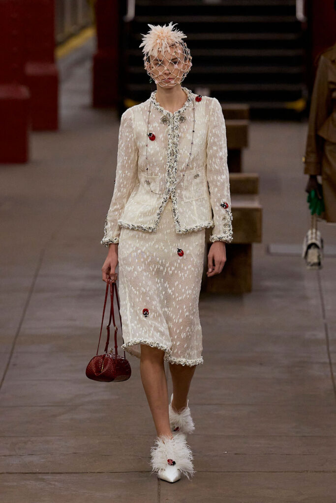 CHANEL　スノーフレークチャームとツイードリボン Chanel And Charles Finch Dinner - Red Carpet Fashion Awards