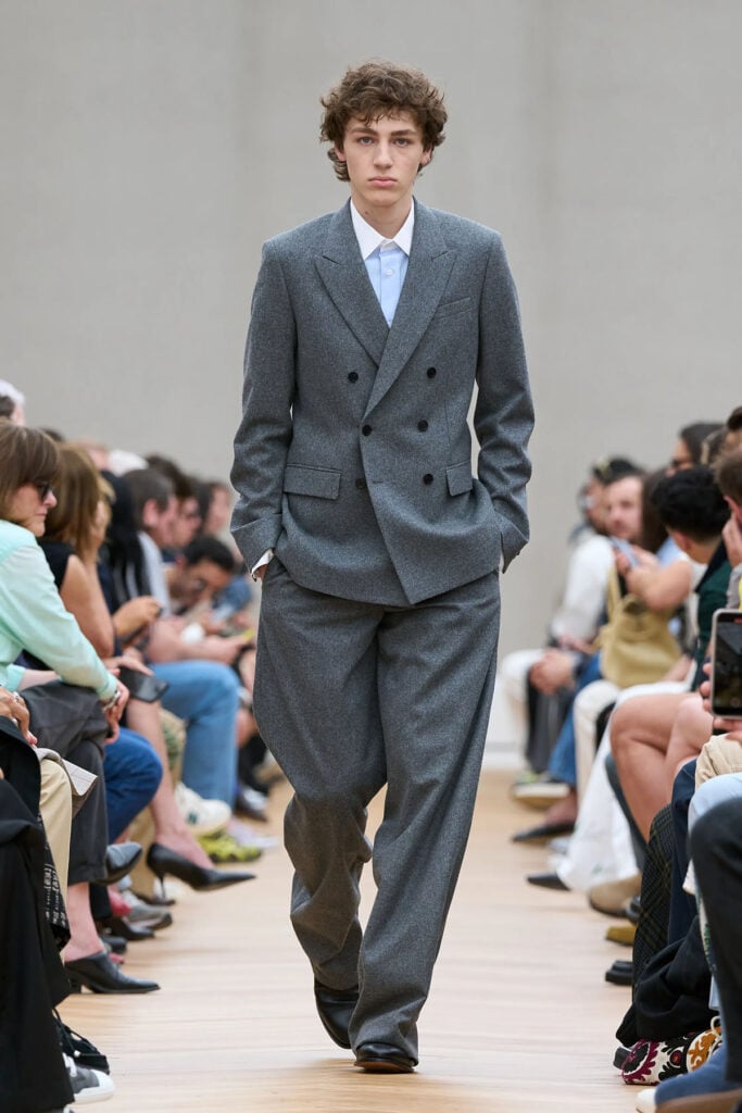 Dior Men Spring 2026 oversized grey double-breasted suit on the runway designed by Jonathan Anderson.