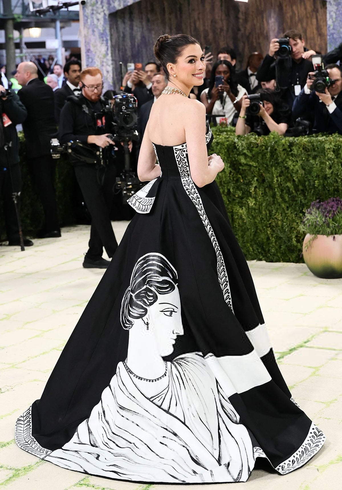 anne hathaway black and white dress Hathaway's Hand-Painted Michael Kors Look At The Met Gala Fashion