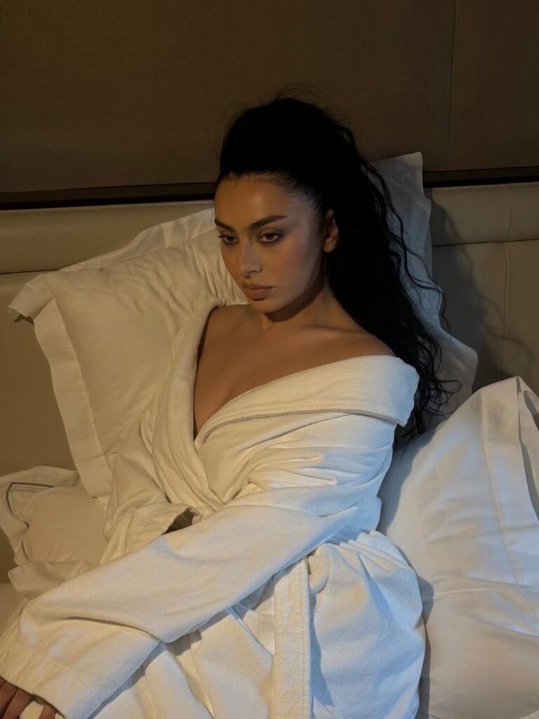 Side angle of Charli XCX’s voluminous Met Gala hairstyle created with Wavytalk styling tools