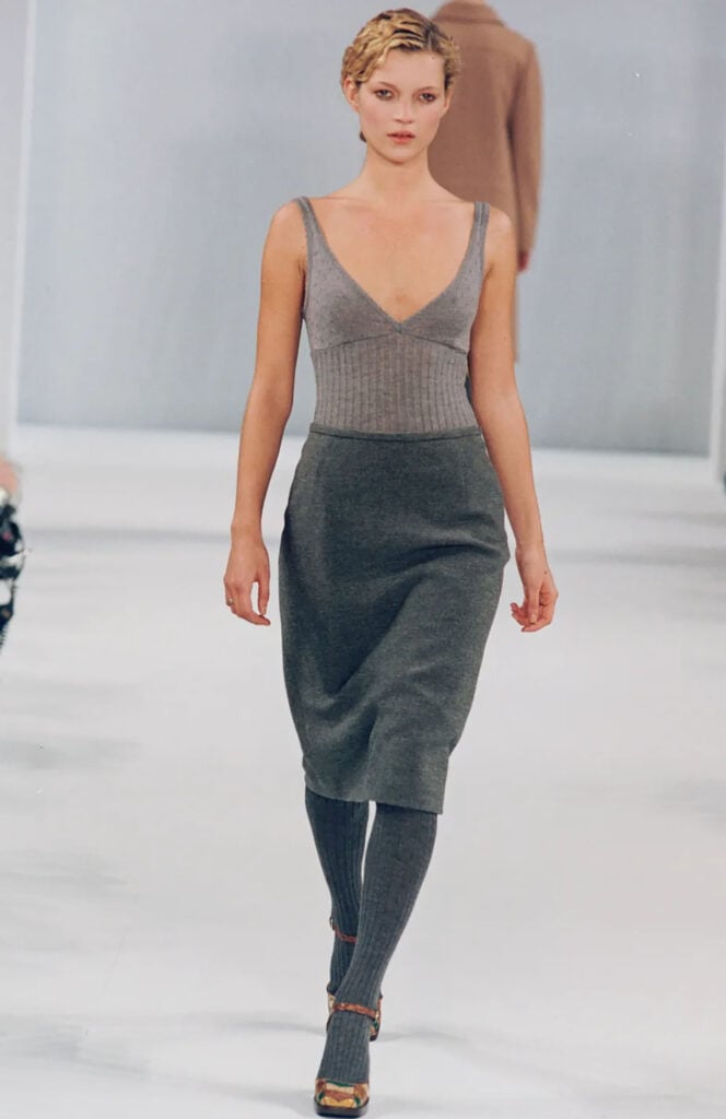 Kate Moss modelled the Miu Miu Fall 1994 runway look referenced by Ellie Bamber during the press tour.