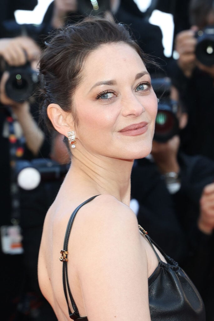 Marion Cotillard wore Chanel High Jewelry earrings from the Coromandel collection at the Cannes Film Festival.