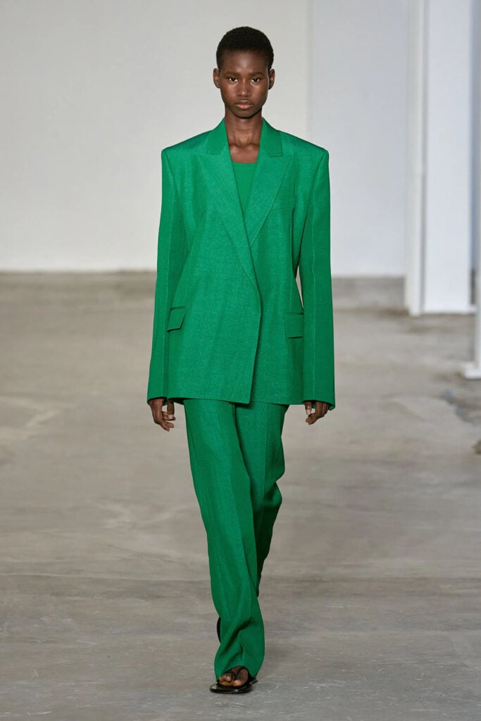 FFORME Spring 2026 green linen suit on the runway featuring a softly oversized blazer and relaxed trousers