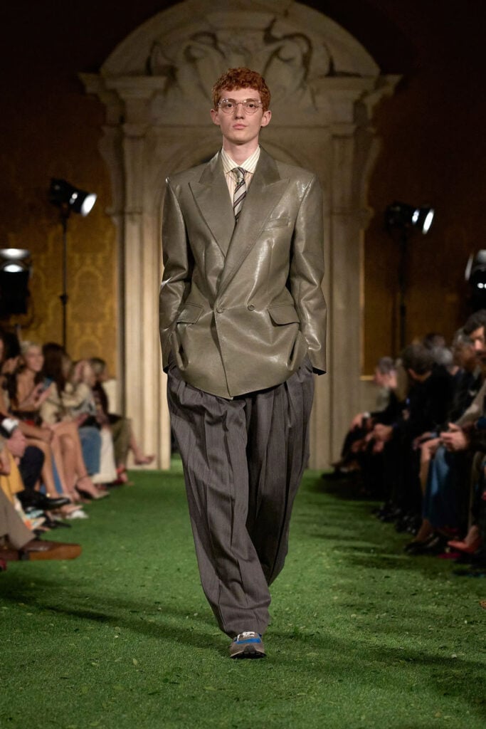 Valentino Fall 2026 runway look featuring retro-inspired tailoring and exaggerated lapels.