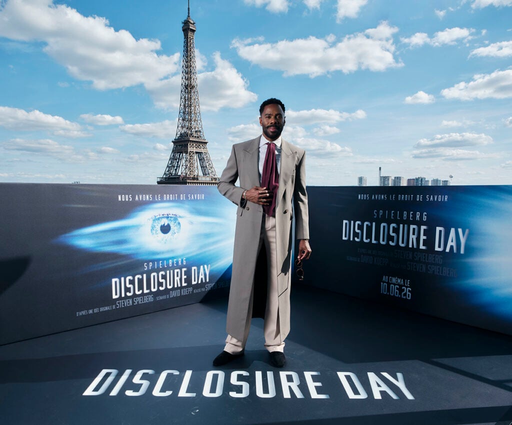 Colman Domingo posa con sastrería de Valentino en el photocall del Disclosure Day en París con la Torre Eiffel de fondo