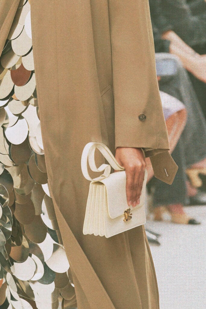 Cream Celine 17 bag with gold Triomphe hardware featured in Michael Rider’s Hiver 2026 collection.