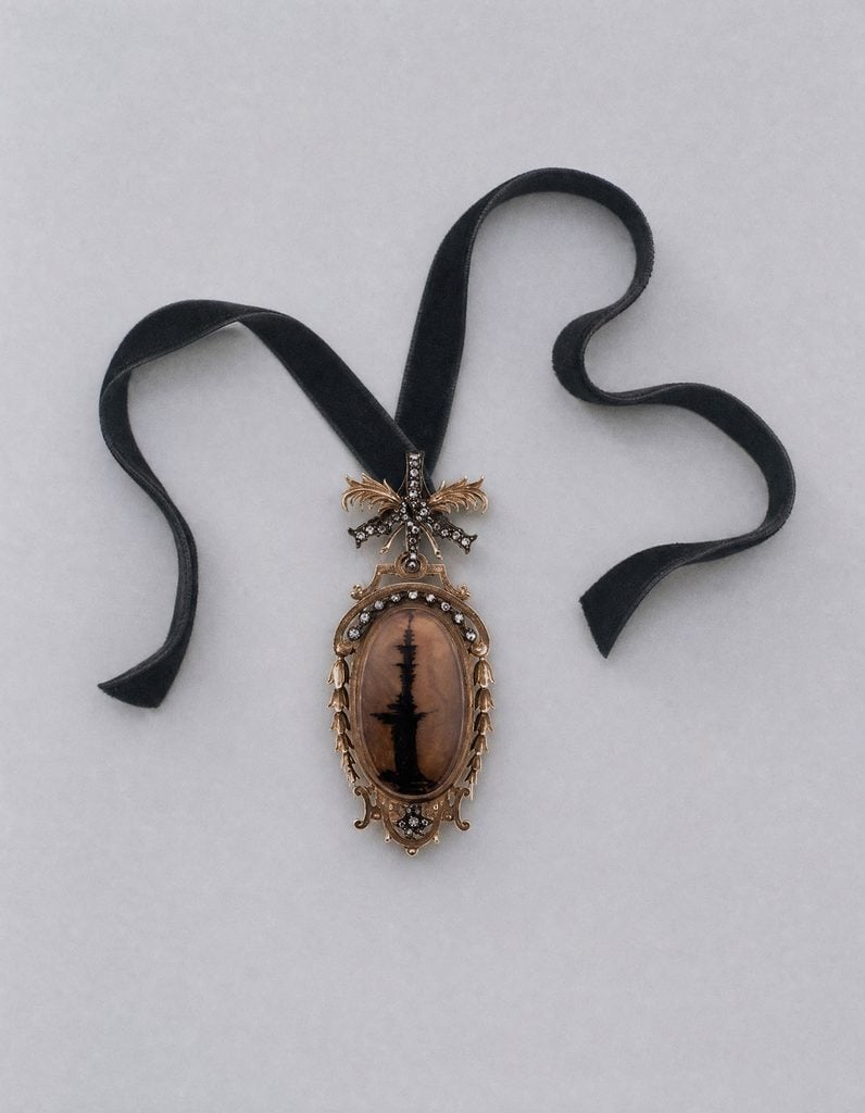 Boucheron Private Collection agate pendant created in 1877 and selected for Daisy Edgar-Jones’ Sense and Sensibility premiere look.