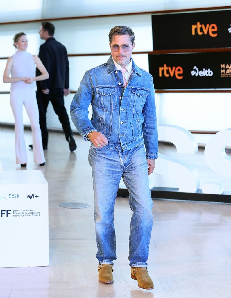 Brad Pitt wearing Umit Benan double denim with a pink shirt and tie at The Heart of the Beast photocall in San Sebastián