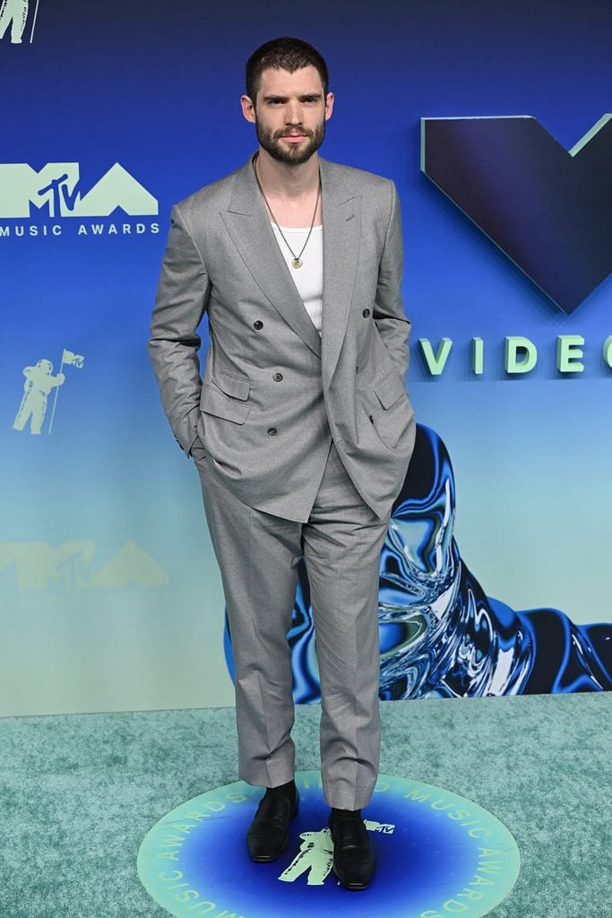 David Corenswet wearing a grey double-breasted dunhill suit with a white shirt and black tie at the 2026 MTV VMAs.