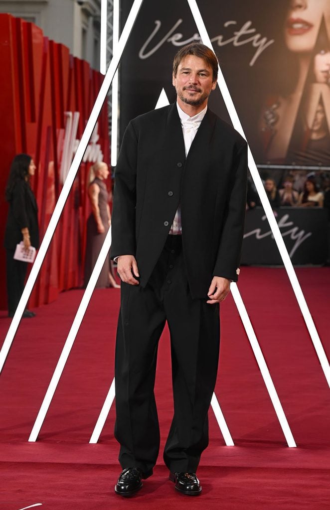 Josh Hartnett wearing a black Jacquemus Spring 2026 Le Bastide jacket with wide-leg trousers at the ‘Verity’ London premiere.