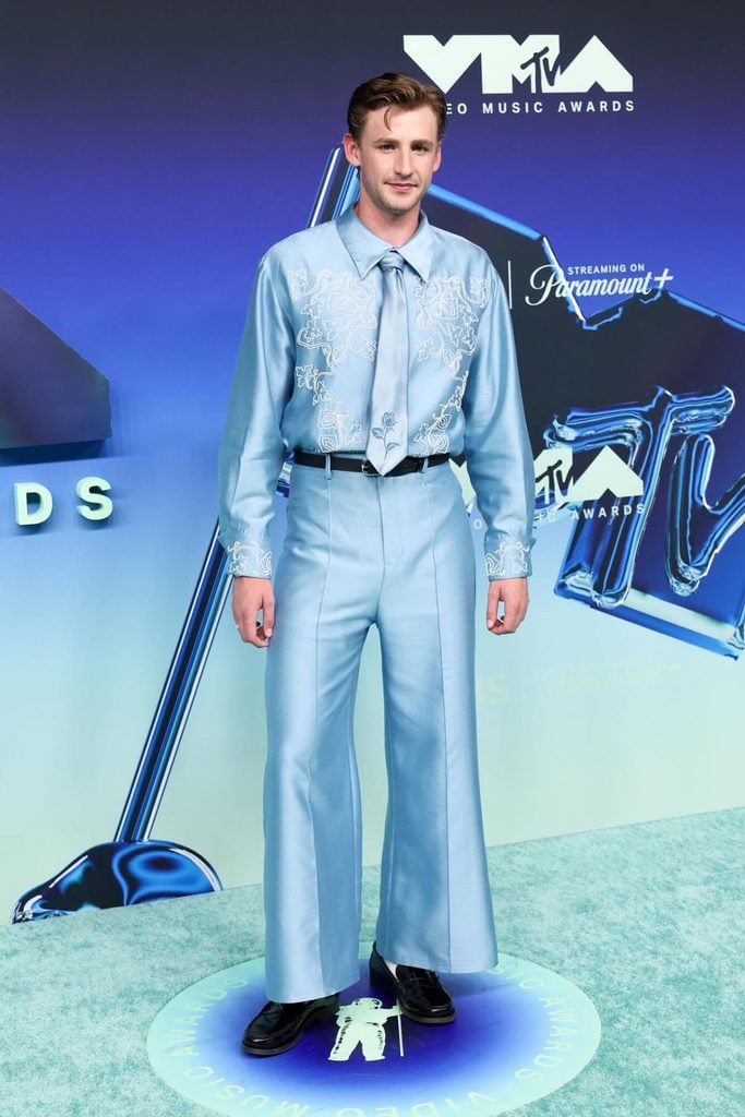 Magnus Ferrell wearing a Viviano Spring 2027 powder-blue suit with an embroidered shirt and matching tie at the 2026 MTV VMAs.
