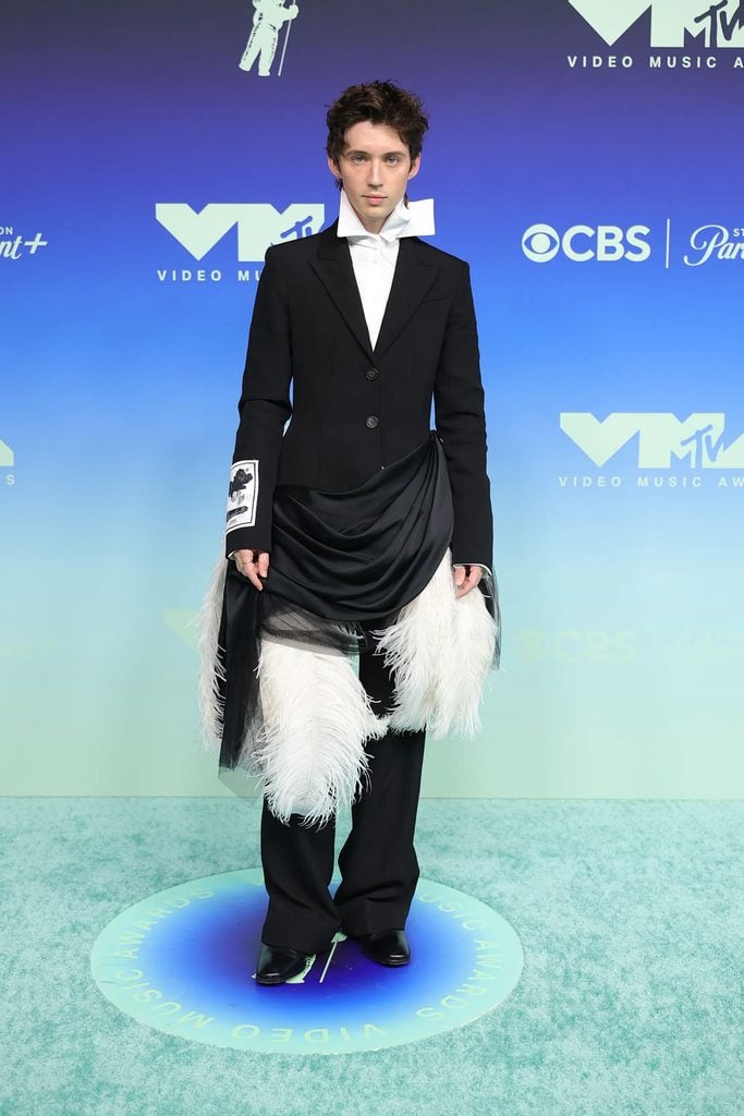 Troye Sivan wearing Erdem on the red carpet at the 2026 MTV VMAs.