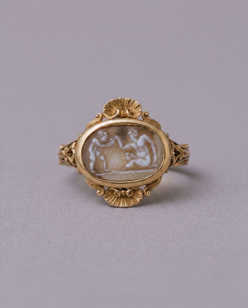 Boucheron Private Collection yellow-gold and agate cameo ring worn by Daisy Edgar-Jones at the London premiere.