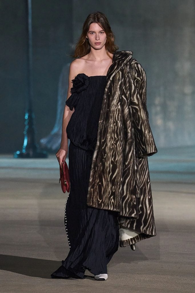 Grace Gummer’s navy strapless dress on the Dior Resort 2027 runway.