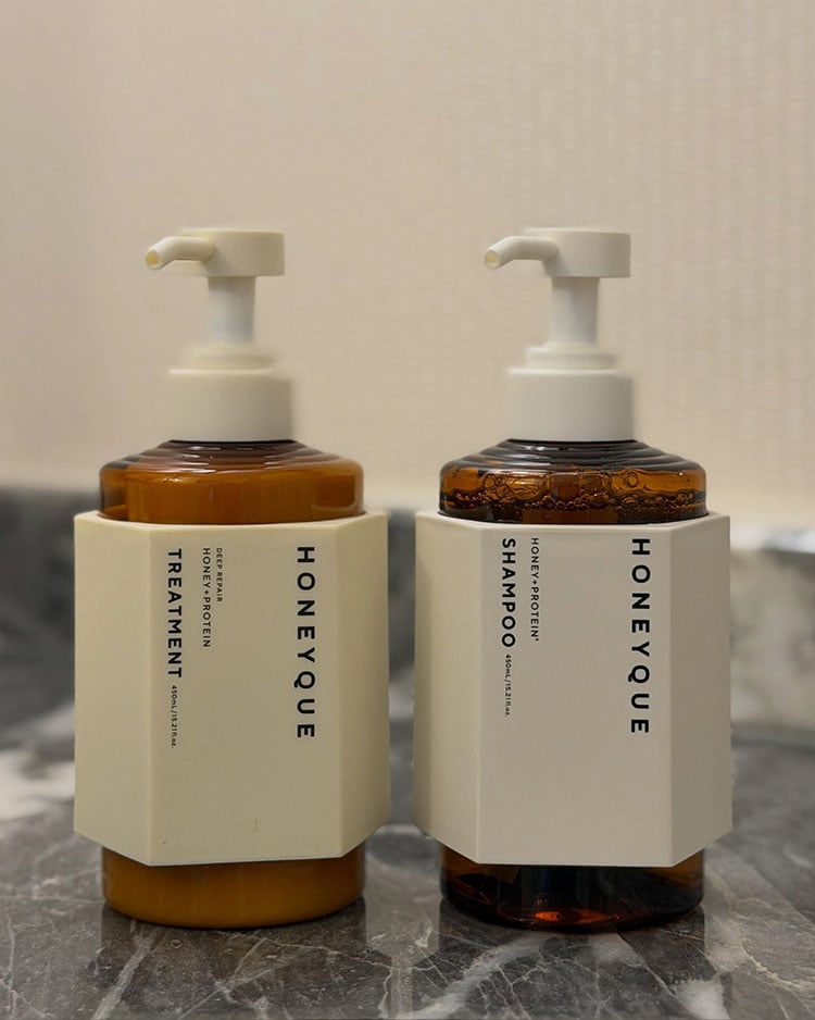 HONEYQUE Deep Repair Moisturizing Shampoo and Hair Treatment used to prep Joey King’s hair for the Practical Magic 2 LA premiere.
