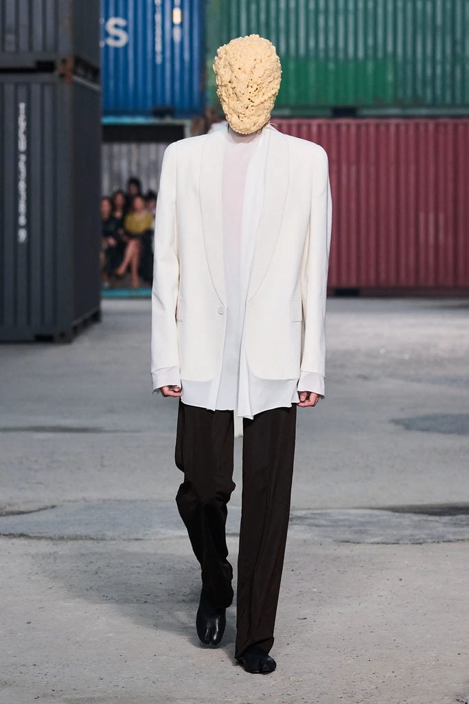Maison Margiela Fall 2026 white shawl-collar jacket and black trousers as presented in the collection, later worn by Ethan Juan in Venice.