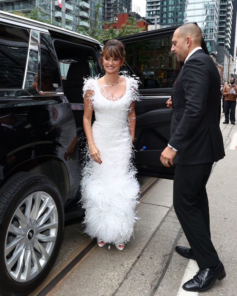Penélope Cruz’s Tamara Ralph Couture gown features a feathered neckline and densely feathered hem at TIFF.