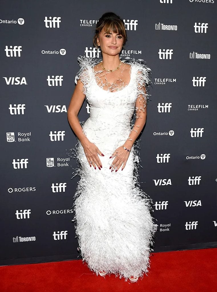 Penélope Cruz wears a pearlescent Tamara Ralph Couture gown at the La Bola Negra premiere during TIFF.