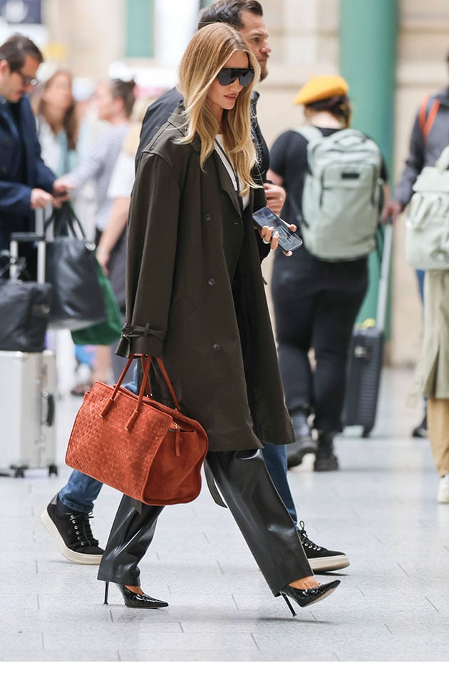 Rosie Huntington-Whiteley wears the Bottega Veneta Barbara tote bag.