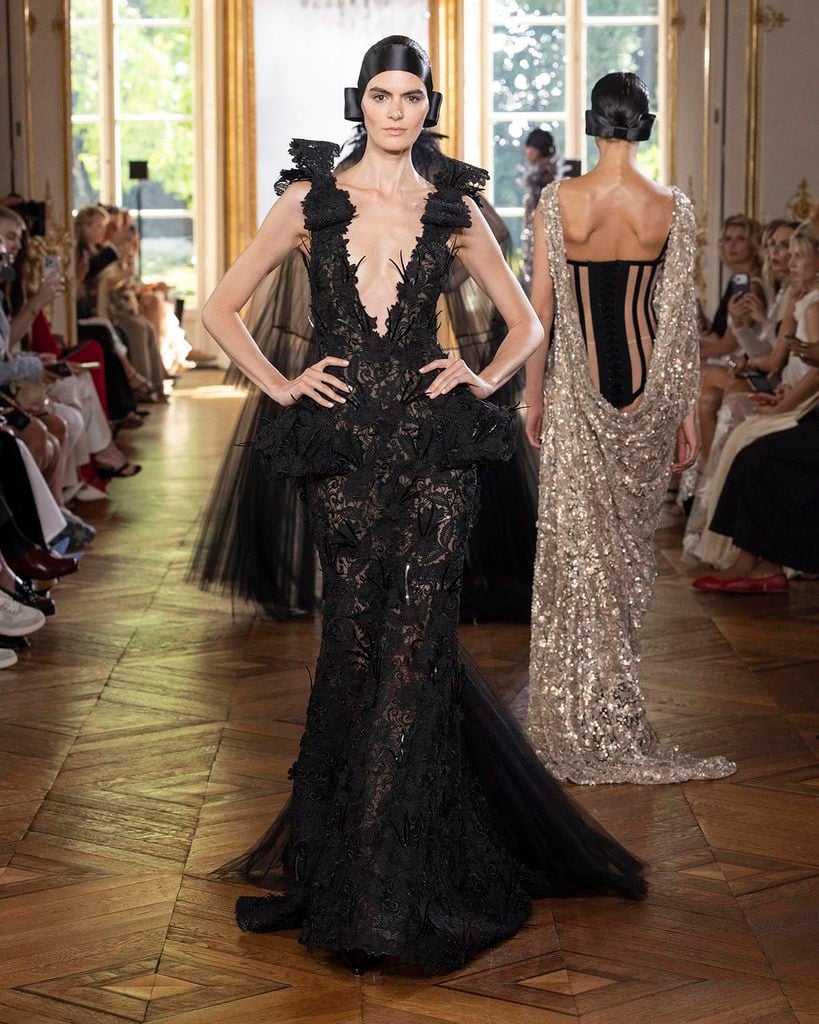Georges Chakra Fall 2026 Couture runway model wearing the black guipure lace gown with sculptural hips later worn by Anna Kendrick