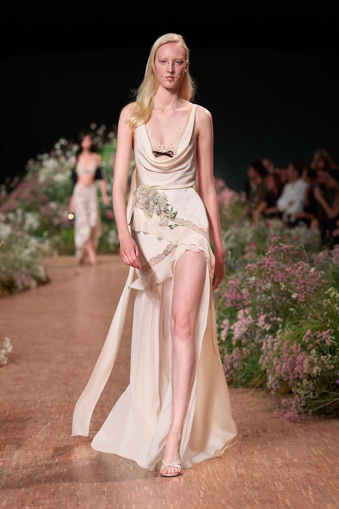 Elie Saab Spring 2027 runway model wearing the ivory chiffon gown with lace panels, floral appliqués and an asymmetric skirt later worn by Ines de Ramon.