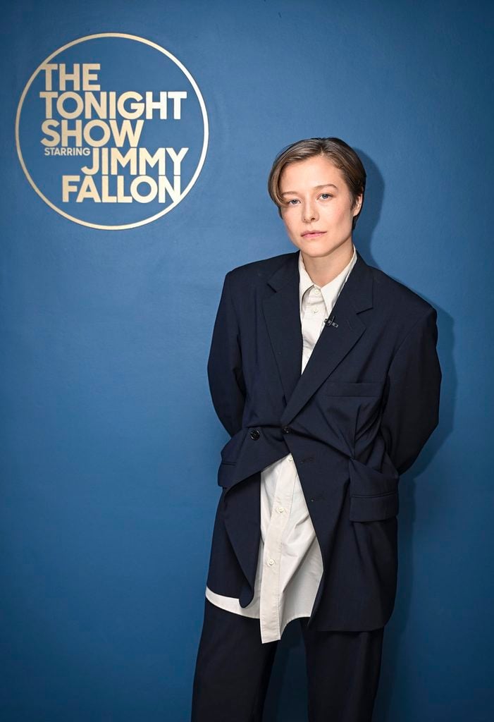 Emma D’Arcy in a twisted navy Jil Sander Spring 2027 suit backstage at ‘The Tonight Show Starring Jimmy Fallon’.