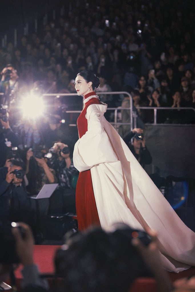 Fan Bingbing showing the dramatic train and voluminous sleeves of her Stéphane Rolland ivory coat on the Busan red carpet.
