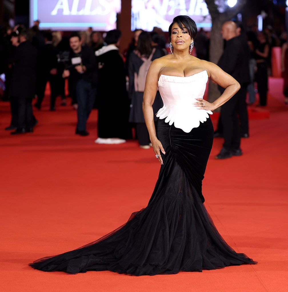 Niecy Nash-Betts in a custom House of Marvee gown with a sculpted white corset and black skirt at the All's Fair Rome premiere.